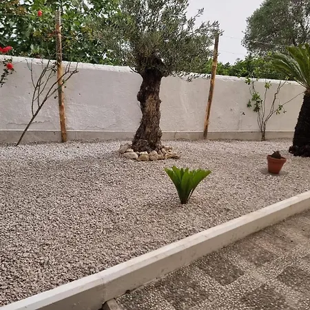 Leonida Apartment *